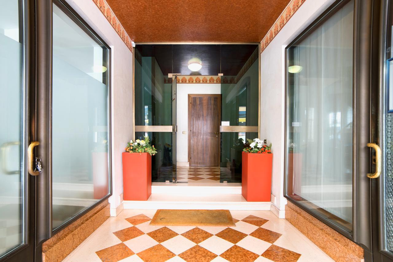 Holiday Treviso Suite Venezia Екстериор снимка